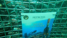 Carica l'immagine nel visualizzatore di Gallery, primo piano della cassa di ferro dell'Elisir Falernum oriditti dall'antica distilleria petrone mentre viene immerso in mare al largo dell'antica città di sinuessa (Ce)